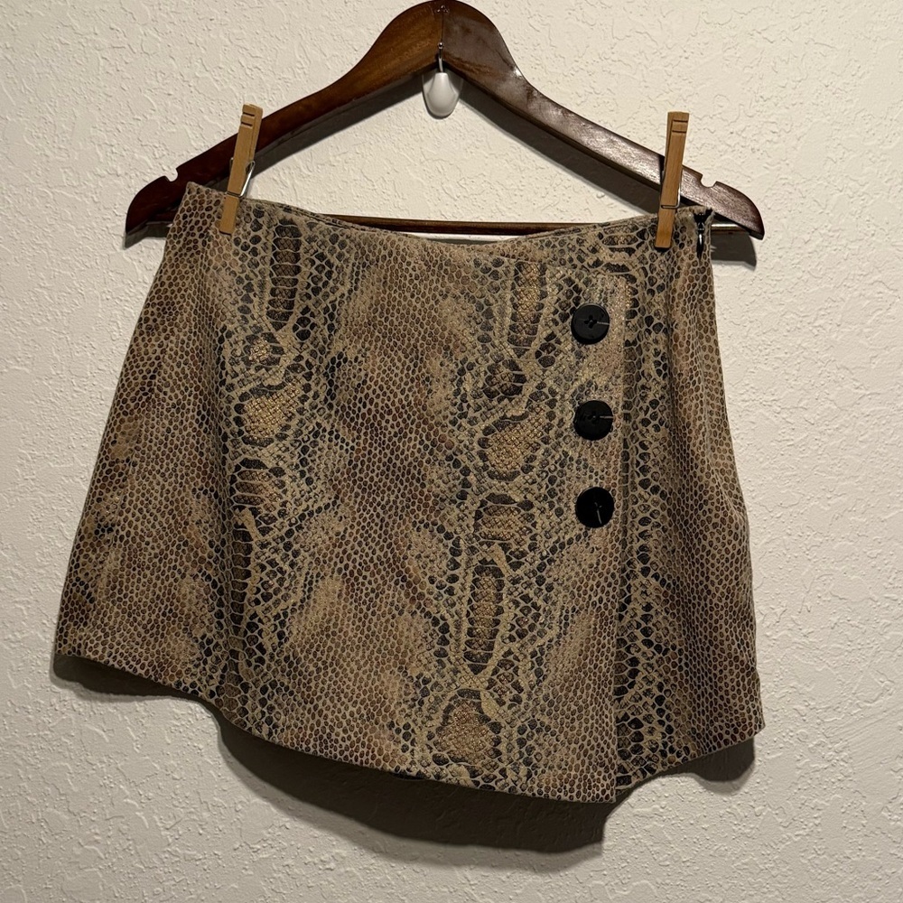 Haute Monde Snakeskin Print Button Front Wrap Layered Skort Size Medium Mini Tan
